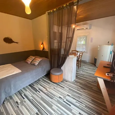 דירה La Maisonnette Du Jardin Cache מרמנדה