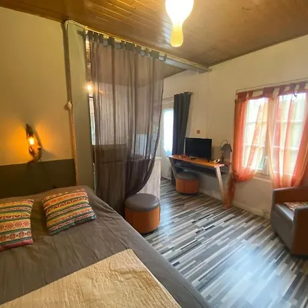 La Maisonnette Du Jardin Cache דירה